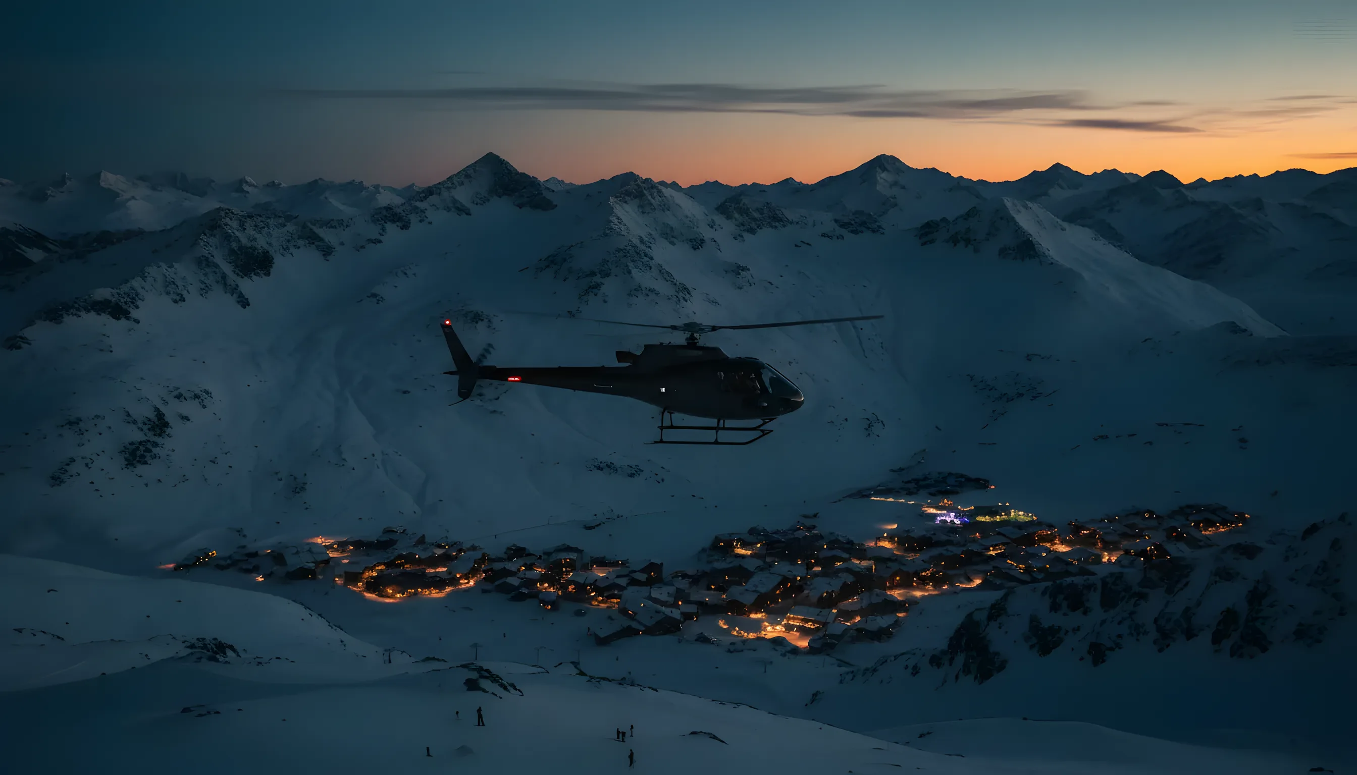 Un hélicoptère survolant les Alpes enneigées au crépuscule vers une station de ski illuminée.