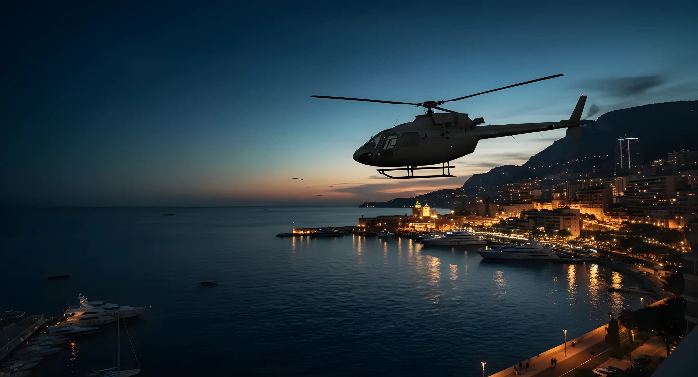 Un hélicoptère survole la côte illuminée de Monaco au crépuscule, au-dessus de la mer Méditerranée.